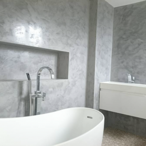 Image of a bathroom finished with light grey Decoveno