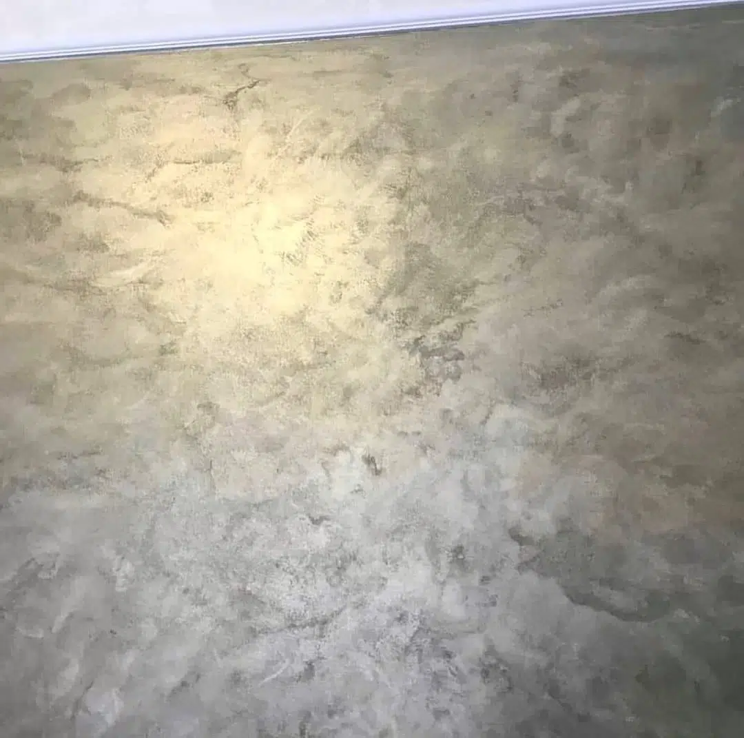 Tornado velvet-effect wall showing soft silver and champagne movement