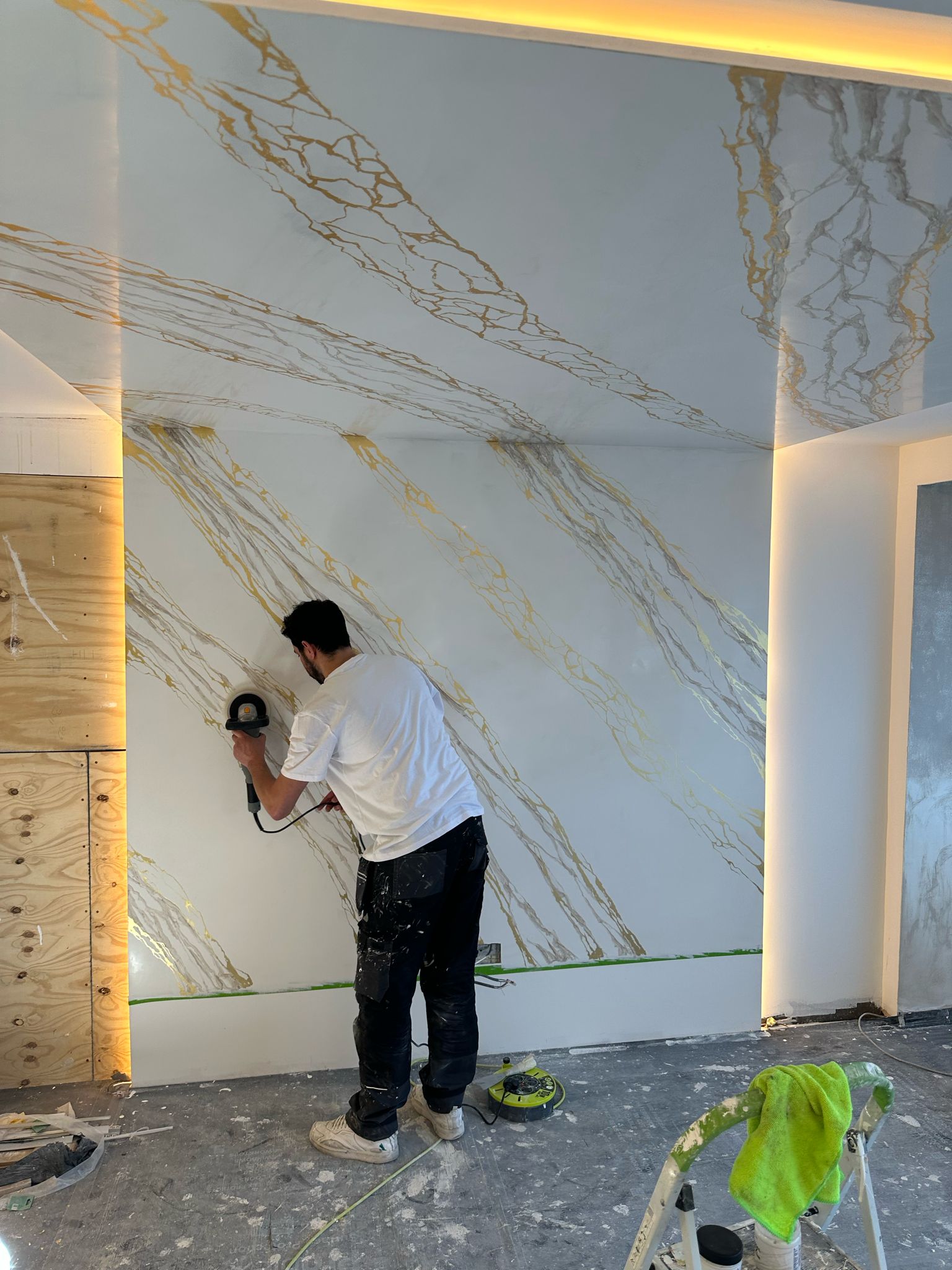 Decoveno 20 square metre White Marble with Gold Leaf Kit - Image 4